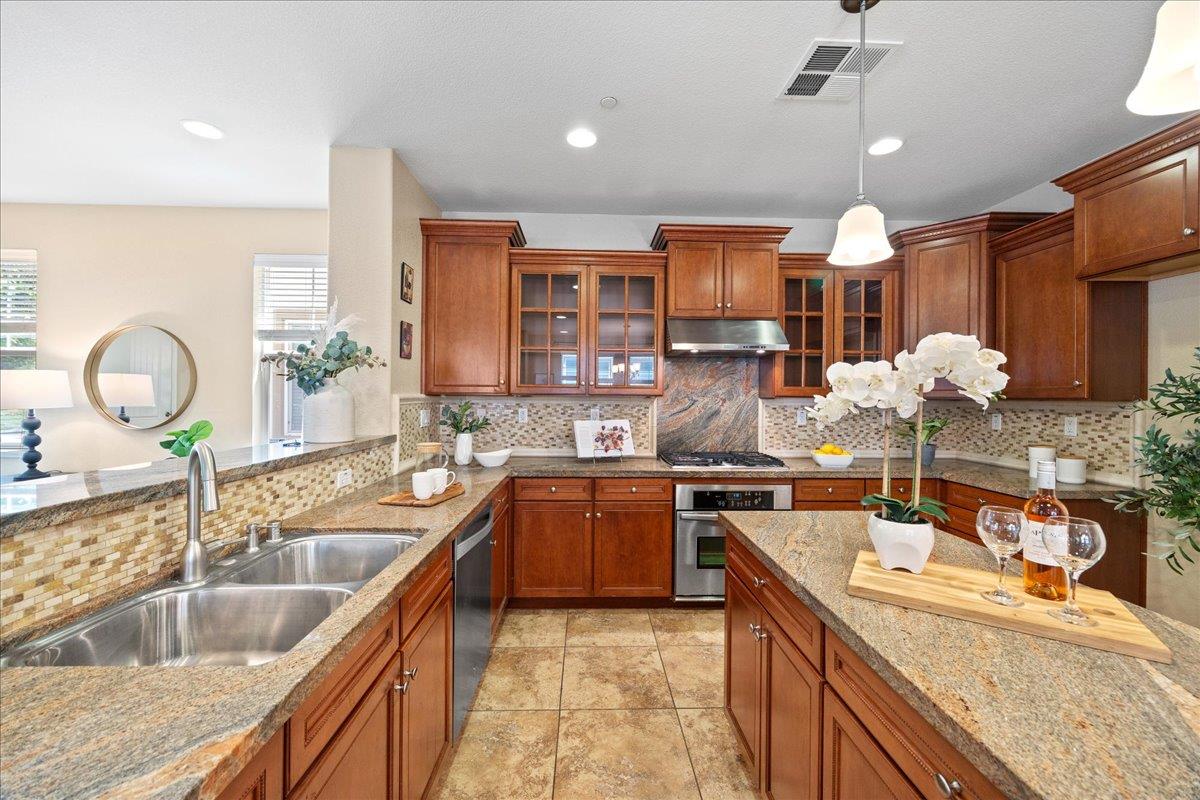 Detail Gallery Image 12 of 30 For 2015 Parkhurst St, Hayward,  CA 94541 - 4 Beds | 2/1 Baths