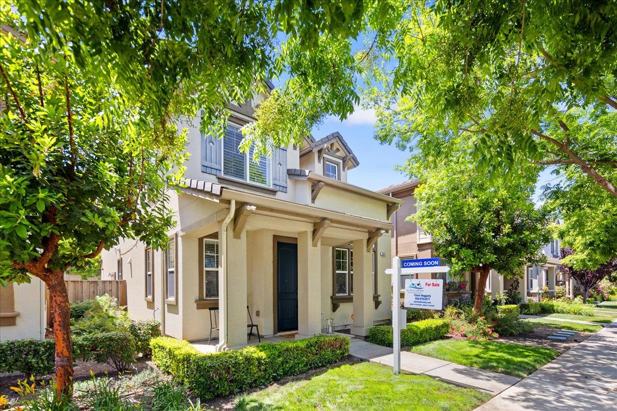 Detail Gallery Image 2 of 30 For 2015 Parkhurst St, Hayward,  CA 94541 - 4 Beds | 2/1 Baths
