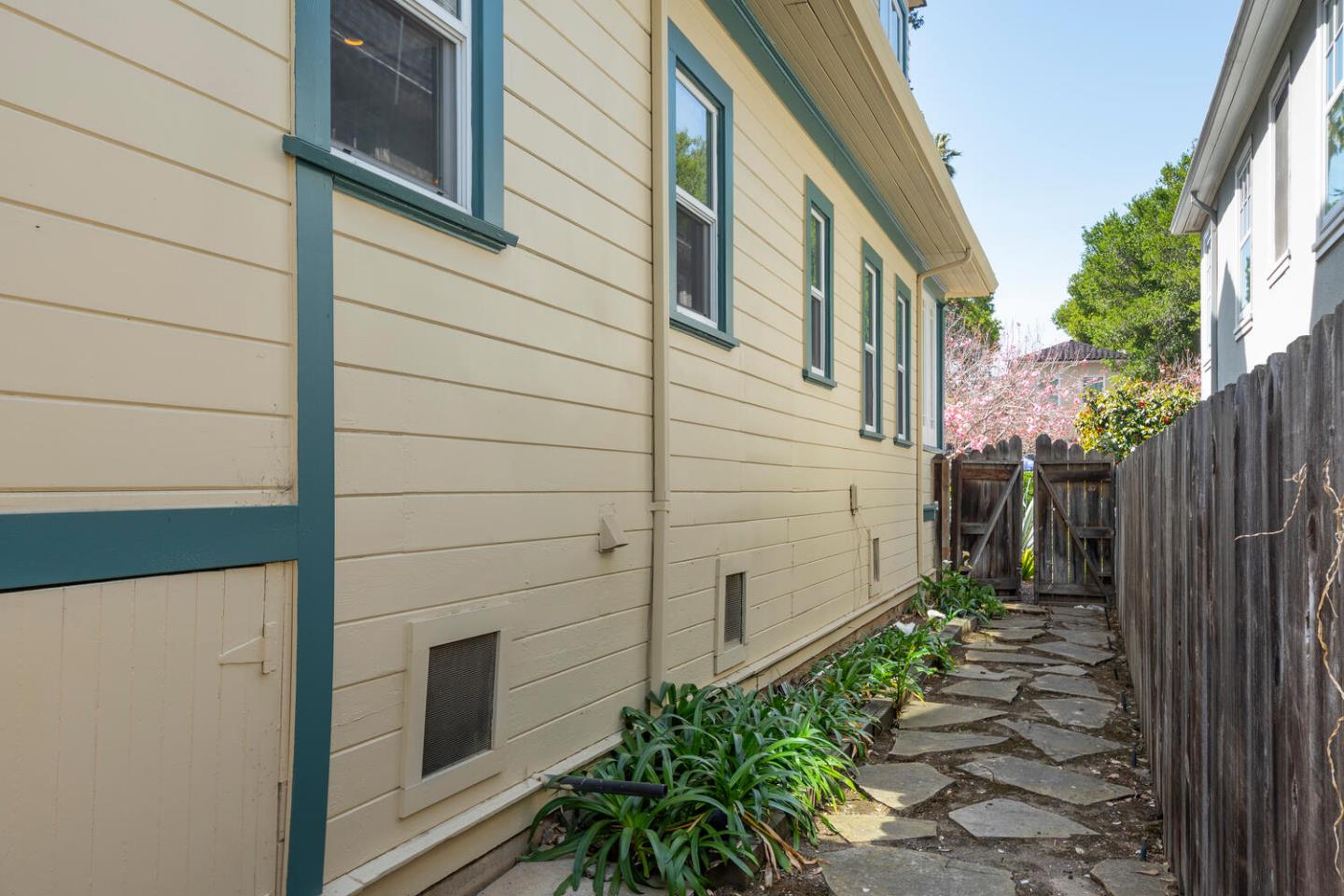 Detail Gallery Image 23 of 31 For 34 10th Ave, San Mateo,  CA 94401 - 4 Beds | 3 Baths