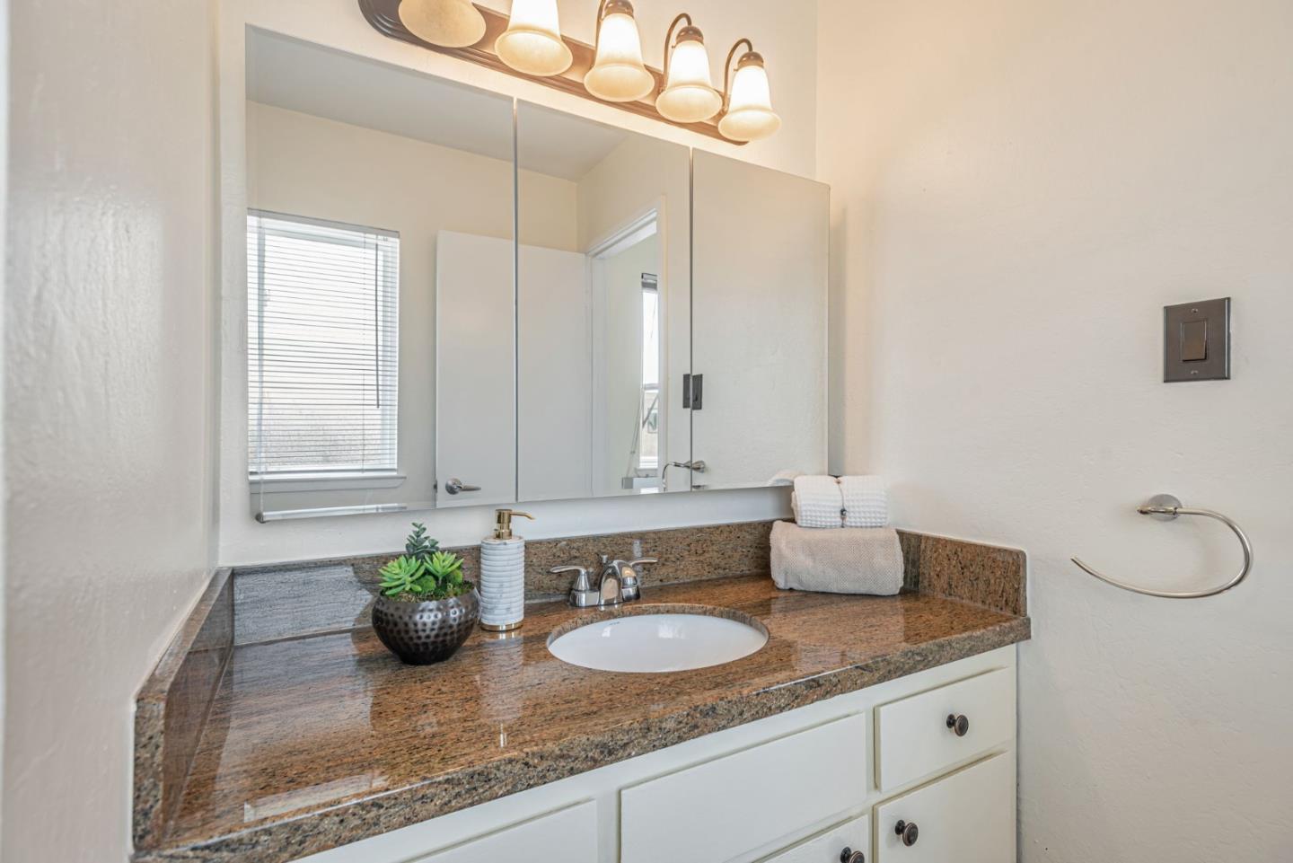 Detail Gallery Image 26 of 38 For 3217 Admiralty Ln, Foster City,  CA 94404 - 2 Beds | 1/1 Baths