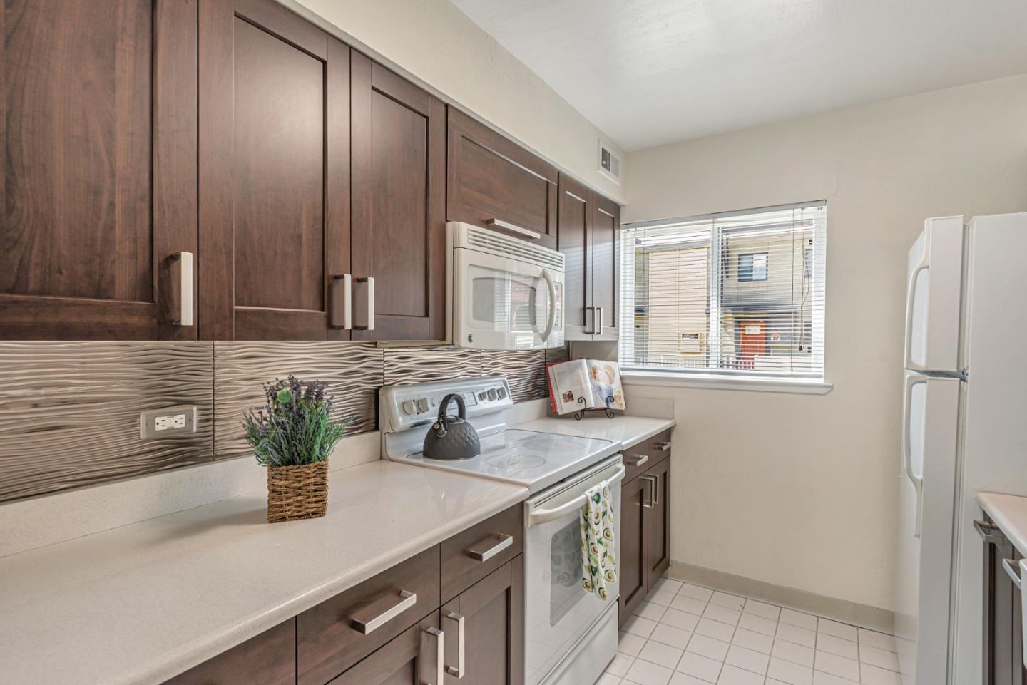 Detail Gallery Image 9 of 38 For 3217 Admiralty Ln, Foster City,  CA 94404 - 2 Beds | 1/1 Baths