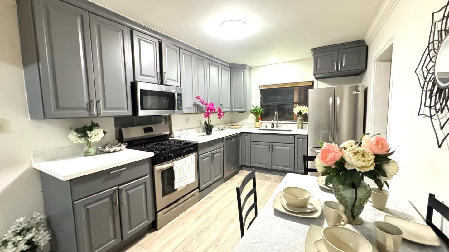 Detail Gallery Image 3 of 5 For 315 Garden St, East Palo Alto,  CA 94303 - 3 Beds | 1/1 Baths