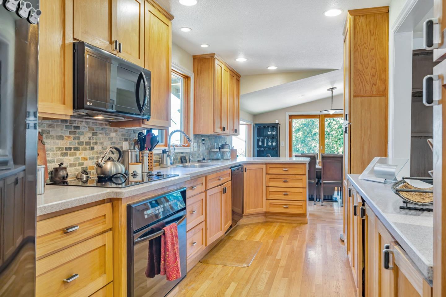 Detail Gallery Image 15 of 40 For 514 Live Oak Ln, Redwood City,  CA 94062 - 4 Beds | 2/1 Baths