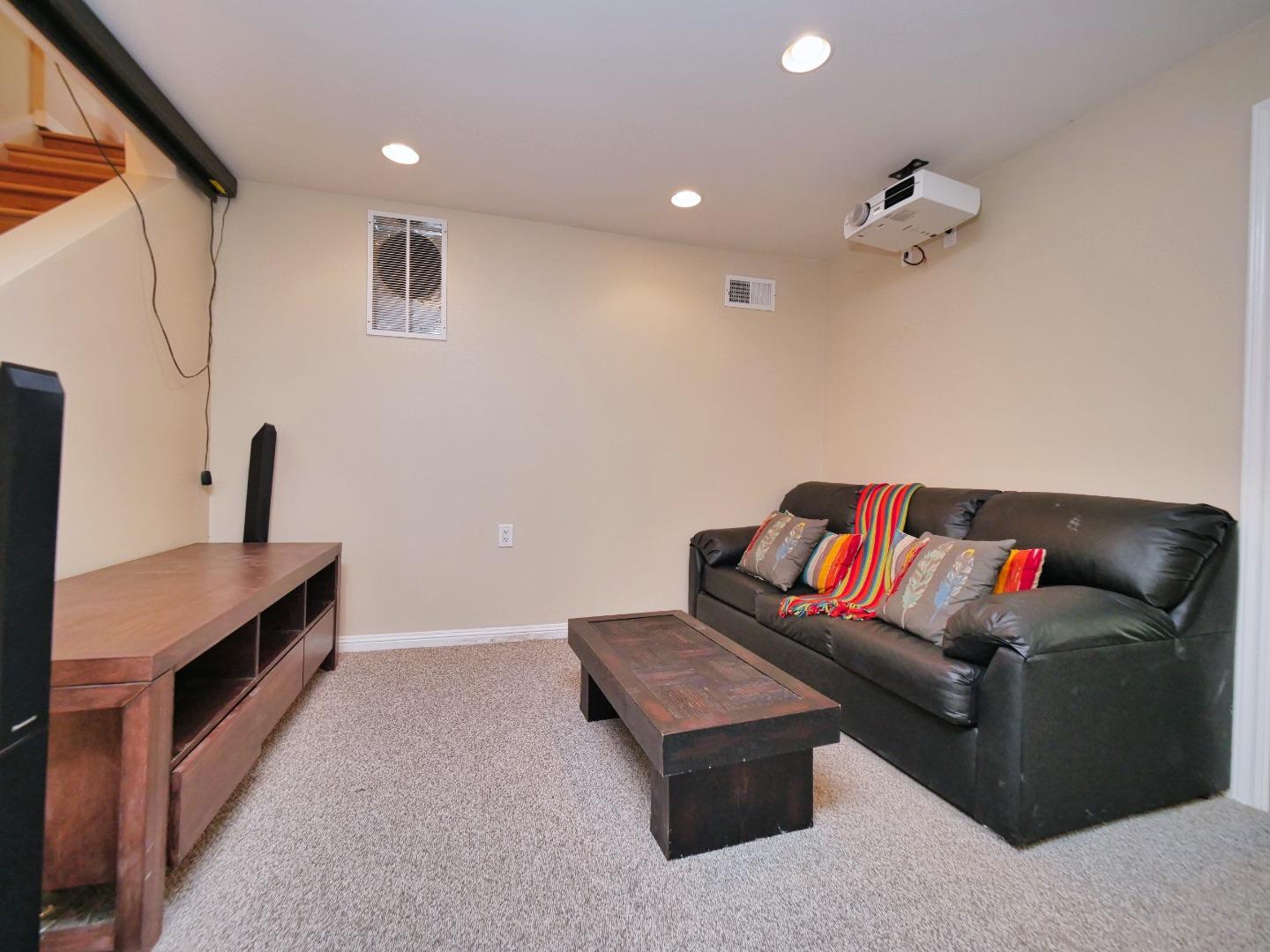 Detail Gallery Image 25 of 40 For 514 Live Oak Ln, Redwood City,  CA 94062 - 4 Beds | 2/1 Baths