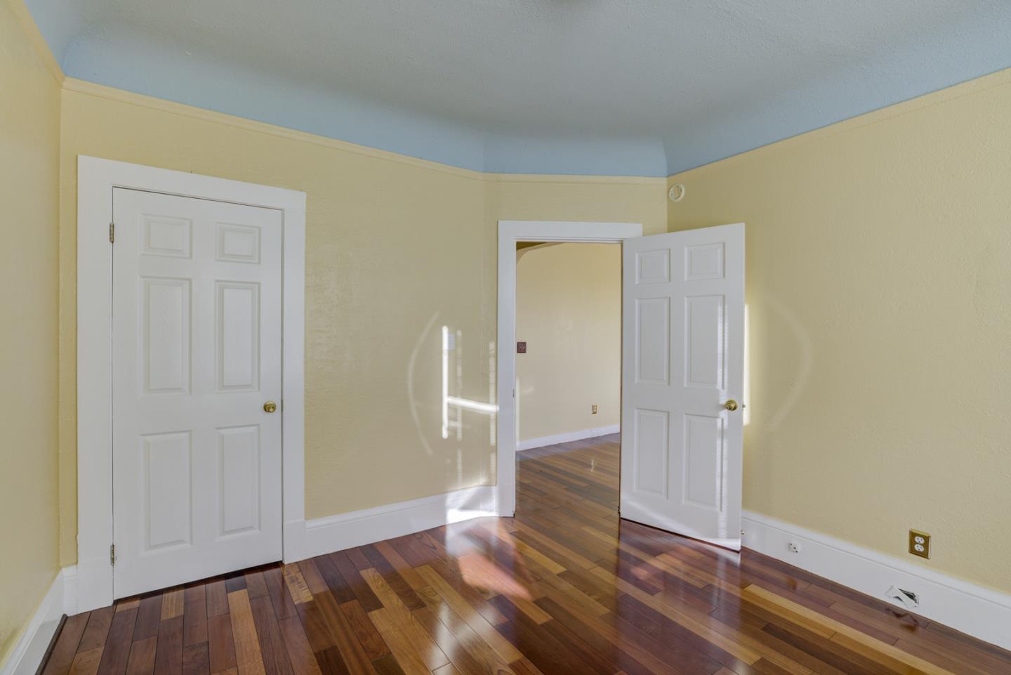 Detail Gallery Image 11 of 26 For 435 Brazil Ave, San Francisco,  CA 94112 - 3 Beds | 2 Baths