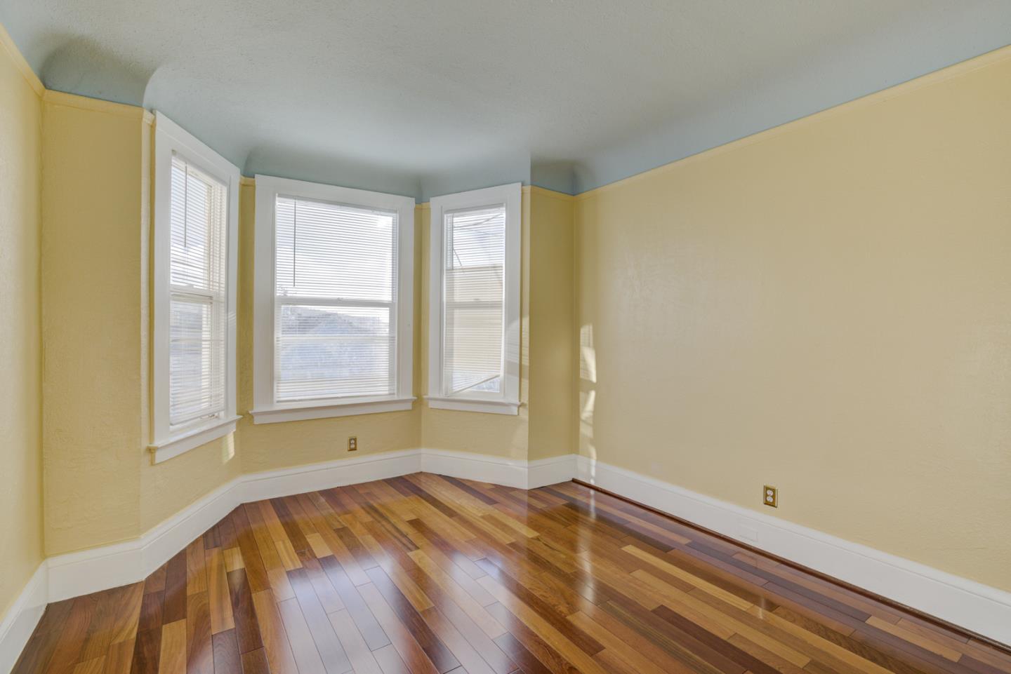 Detail Gallery Image 12 of 26 For 435 Brazil Ave, San Francisco,  CA 94112 - 3 Beds | 2 Baths
