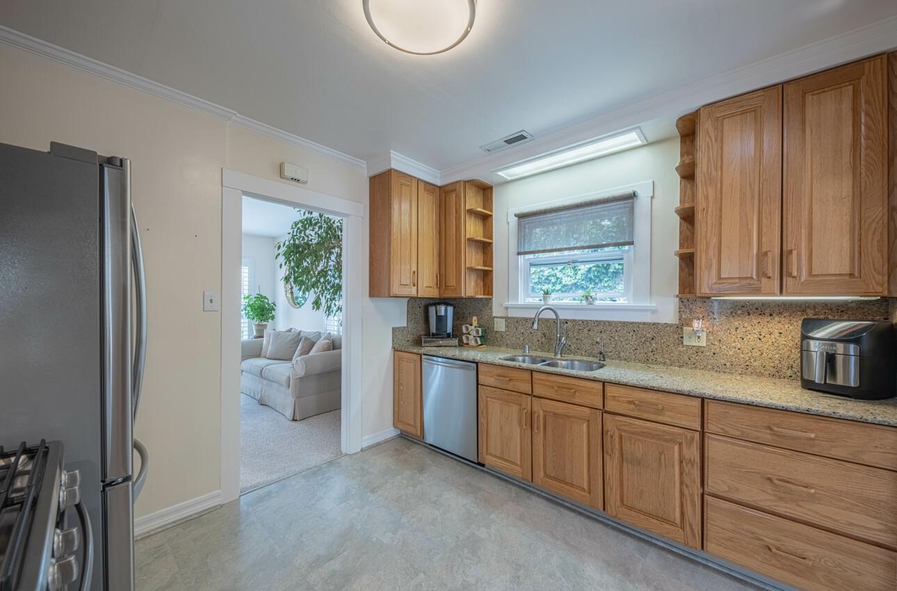 Detail Gallery Image 12 of 50 For 205 Maple St, Salinas,  CA 93901 - 3 Beds | 3 Baths