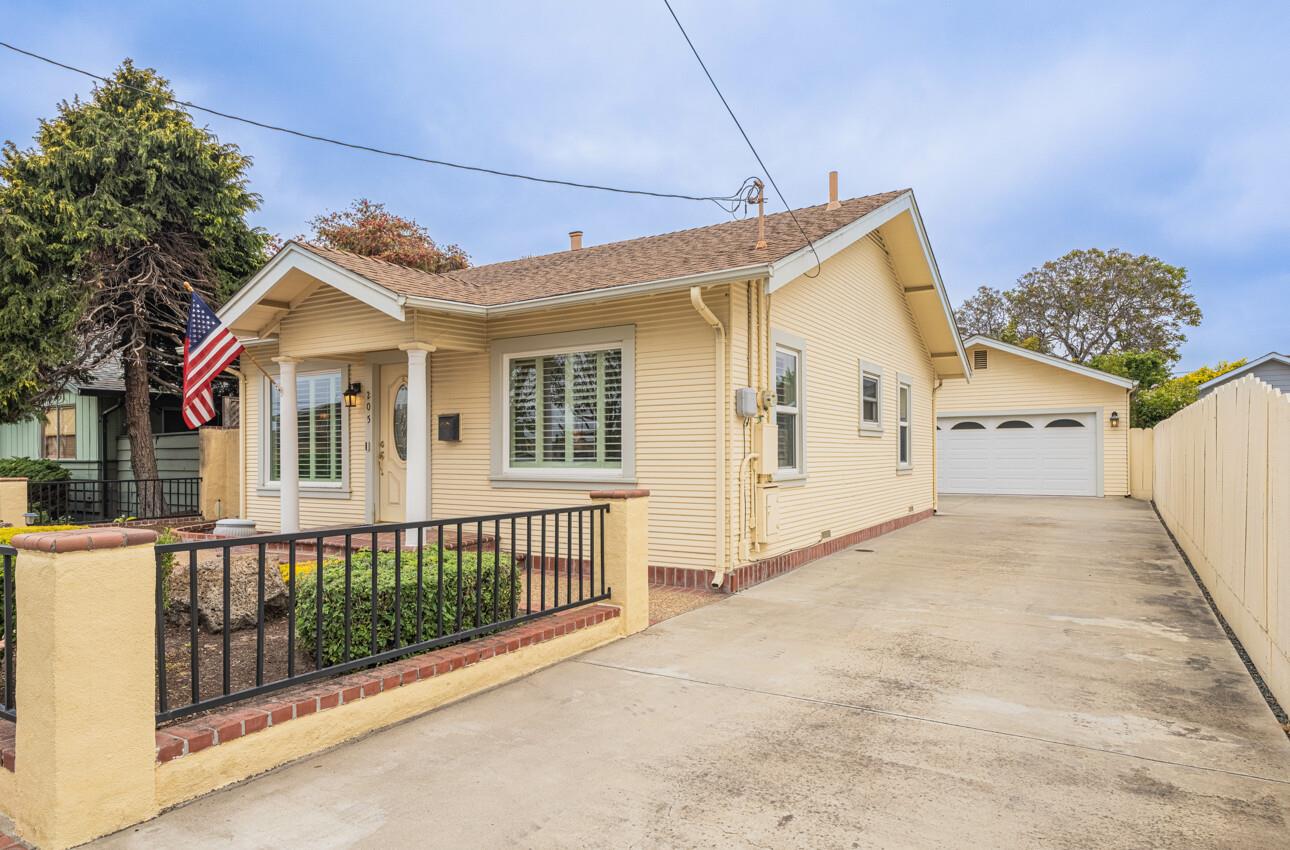 Detail Gallery Image 5 of 50 For 205 Maple St, Salinas,  CA 93901 - 3 Beds | 3 Baths