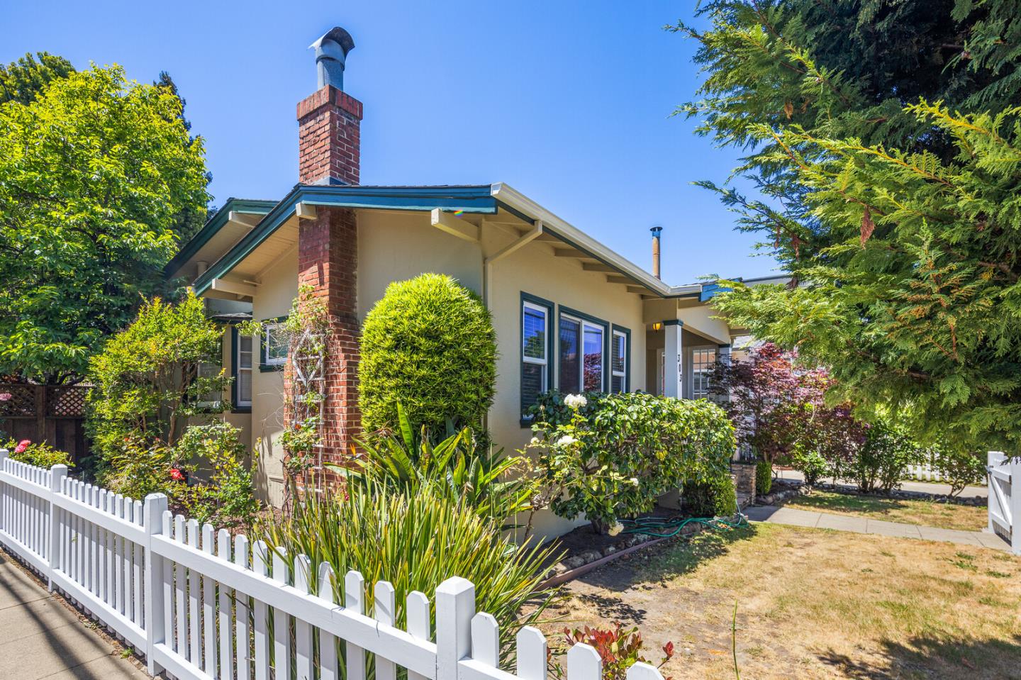 Detail Gallery Image 2 of 25 For 303 Highland Ave, San Mateo,  CA 94401 - 2 Beds | 1 Baths