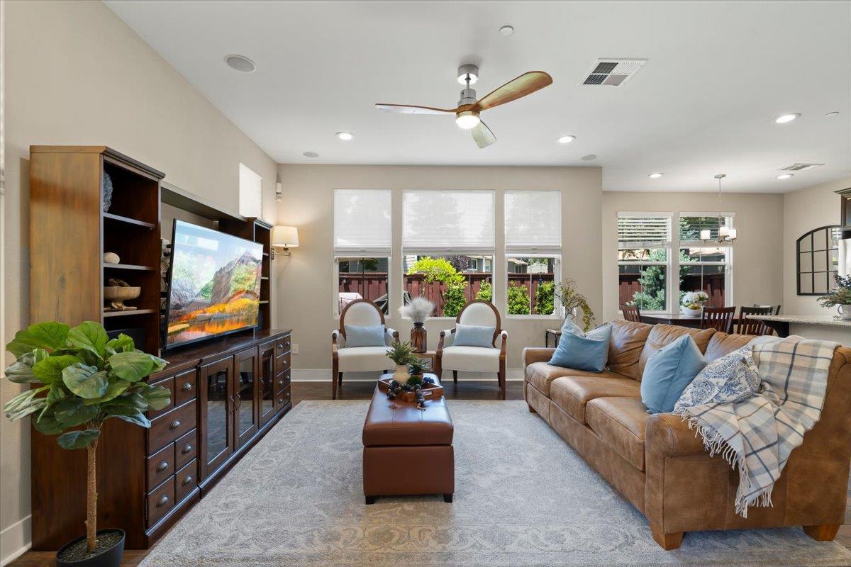 Detail Gallery Image 2 of 26 For 255 Stoney Creek Ln, Morgan Hill,  CA 95037 - 3 Beds | 2/1 Baths