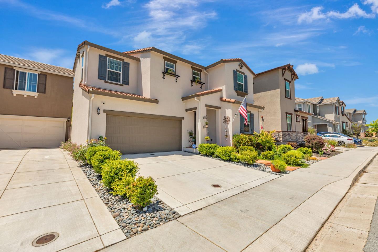 Detail Gallery Image 2 of 51 For 1300 Qualteri Way, Gilroy,  CA 95020 - 5 Beds | 3 Baths