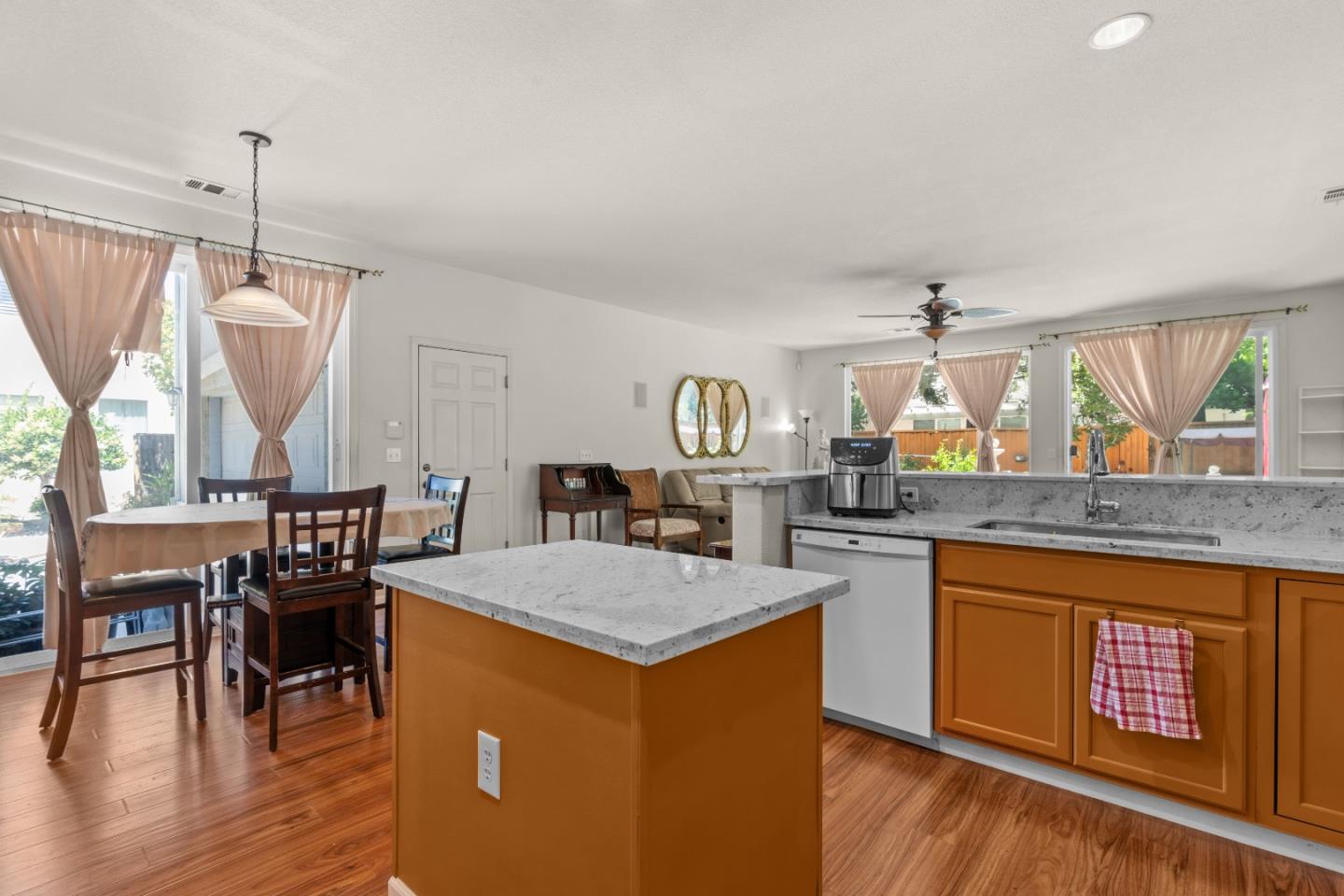 Detail Gallery Image 12 of 50 For 10628 Hidden Grove Cir, Stockton,  CA 95209 - 4 Beds | 2/1 Baths