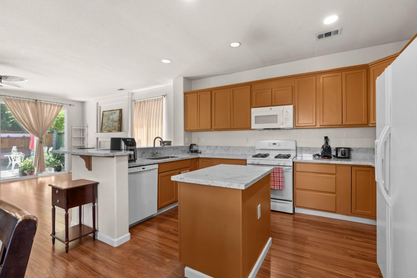 Detail Gallery Image 8 of 50 For 10628 Hidden Grove Cir, Stockton,  CA 95209 - 4 Beds | 2/1 Baths