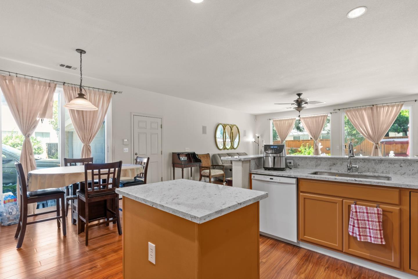 Detail Gallery Image 9 of 50 For 10628 Hidden Grove Cir, Stockton,  CA 95209 - 4 Beds | 2/1 Baths