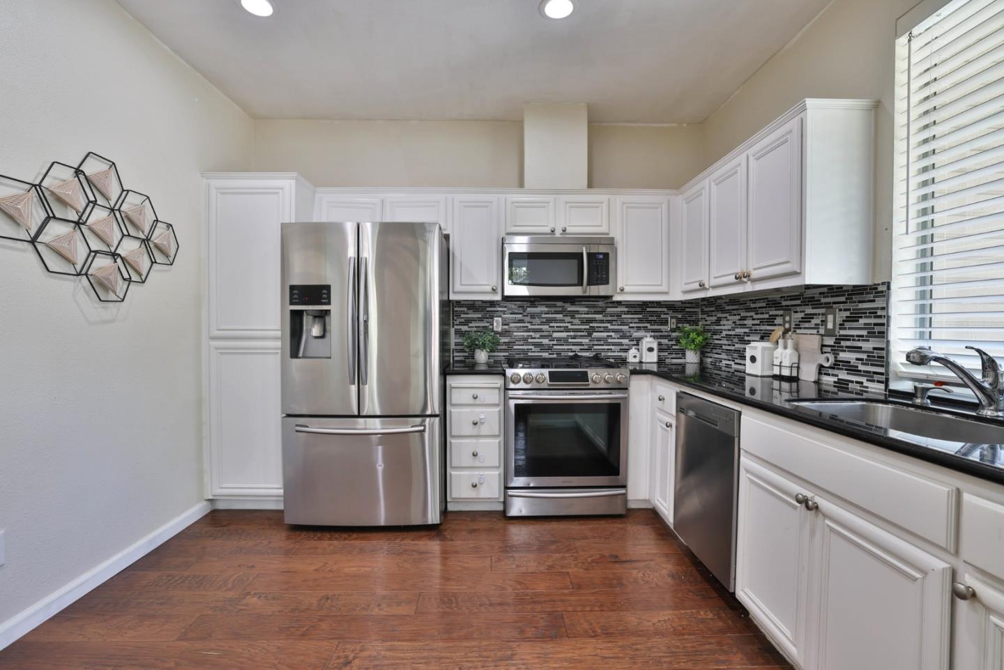 Detail Gallery Image 6 of 29 For 21 Pond Ct, Milpitas,  CA 95035 - 3 Beds | 2/1 Baths