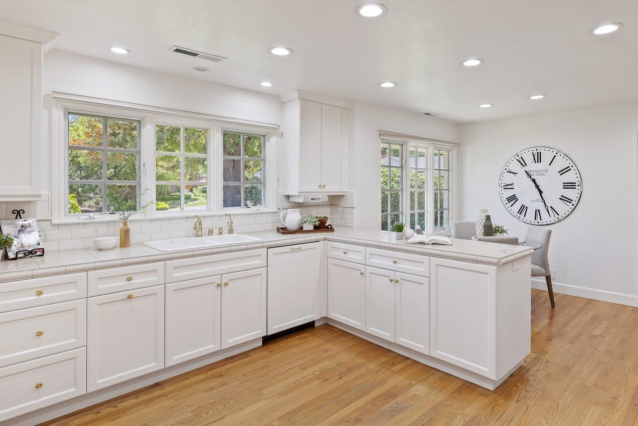 Detail Gallery Image 11 of 42 For 1435 Highland View Ct, Los Altos,  CA 94024 - 4 Beds | 3 Baths