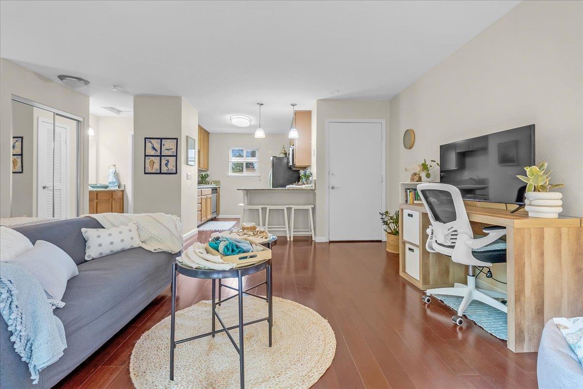 Detail Gallery Image 4 of 34 For 300 Glenwood Cir #291,  Monterey,  CA 93940 - 1 Beds | 1 Baths