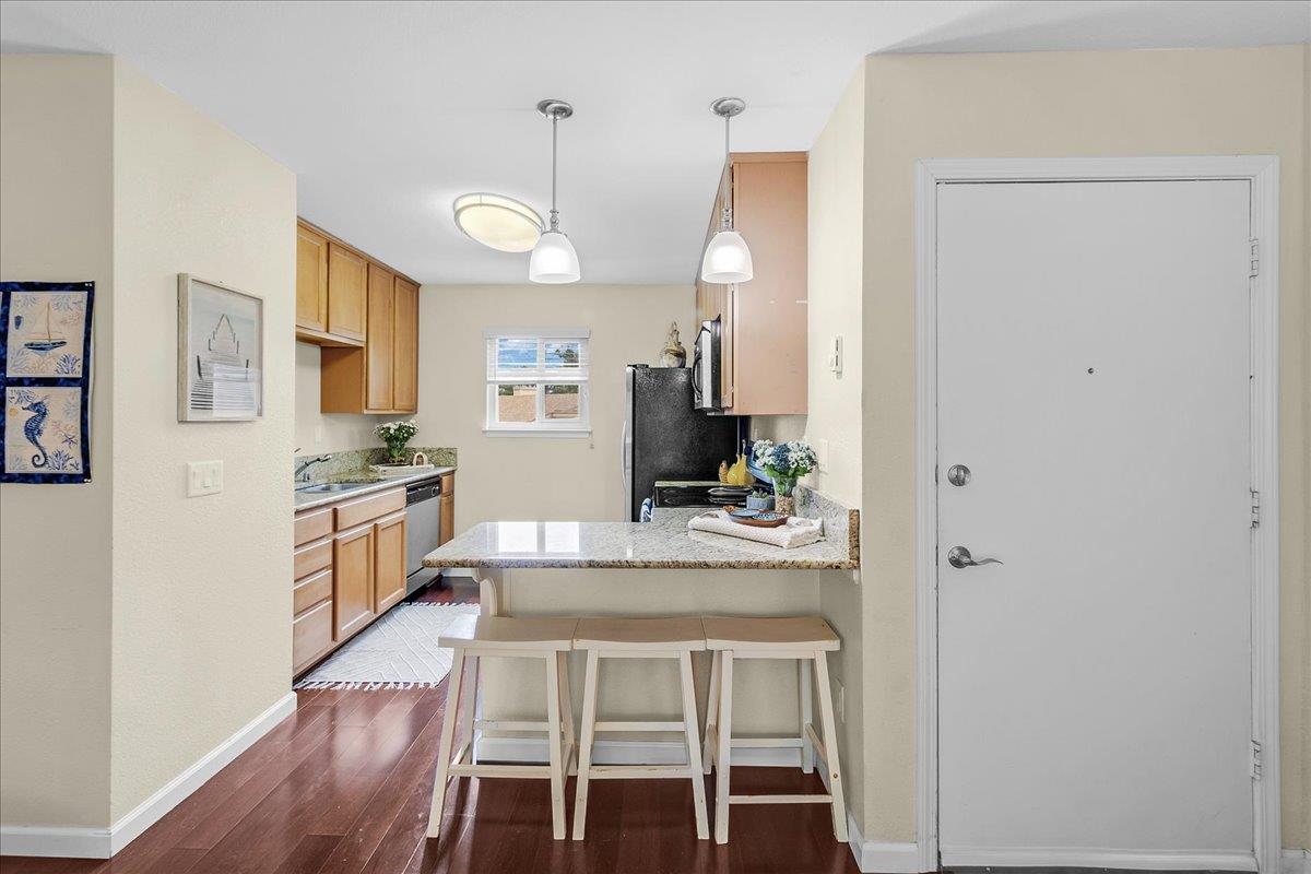 Detail Gallery Image 6 of 34 For 300 Glenwood Cir #291,  Monterey,  CA 93940 - 1 Beds | 1 Baths