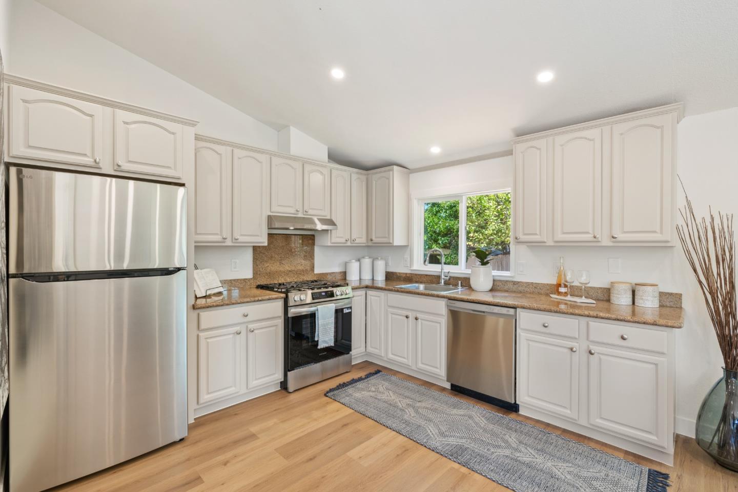 Detail Gallery Image 8 of 22 For 1125 Cypress St, East Palo Alto,  CA 94303 - 3 Beds | 2 Baths