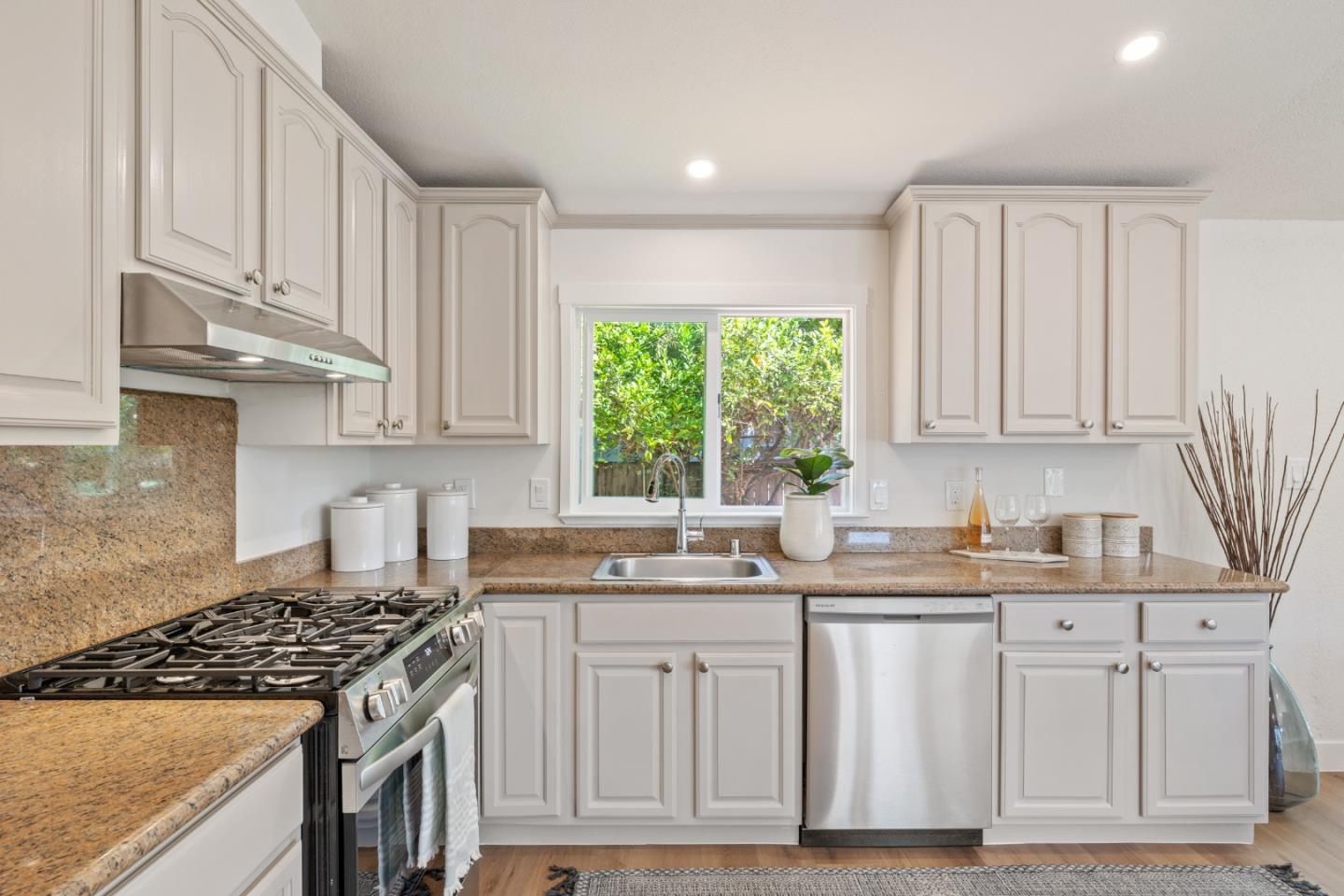 Detail Gallery Image 9 of 22 For 1125 Cypress St, East Palo Alto,  CA 94303 - 3 Beds | 2 Baths
