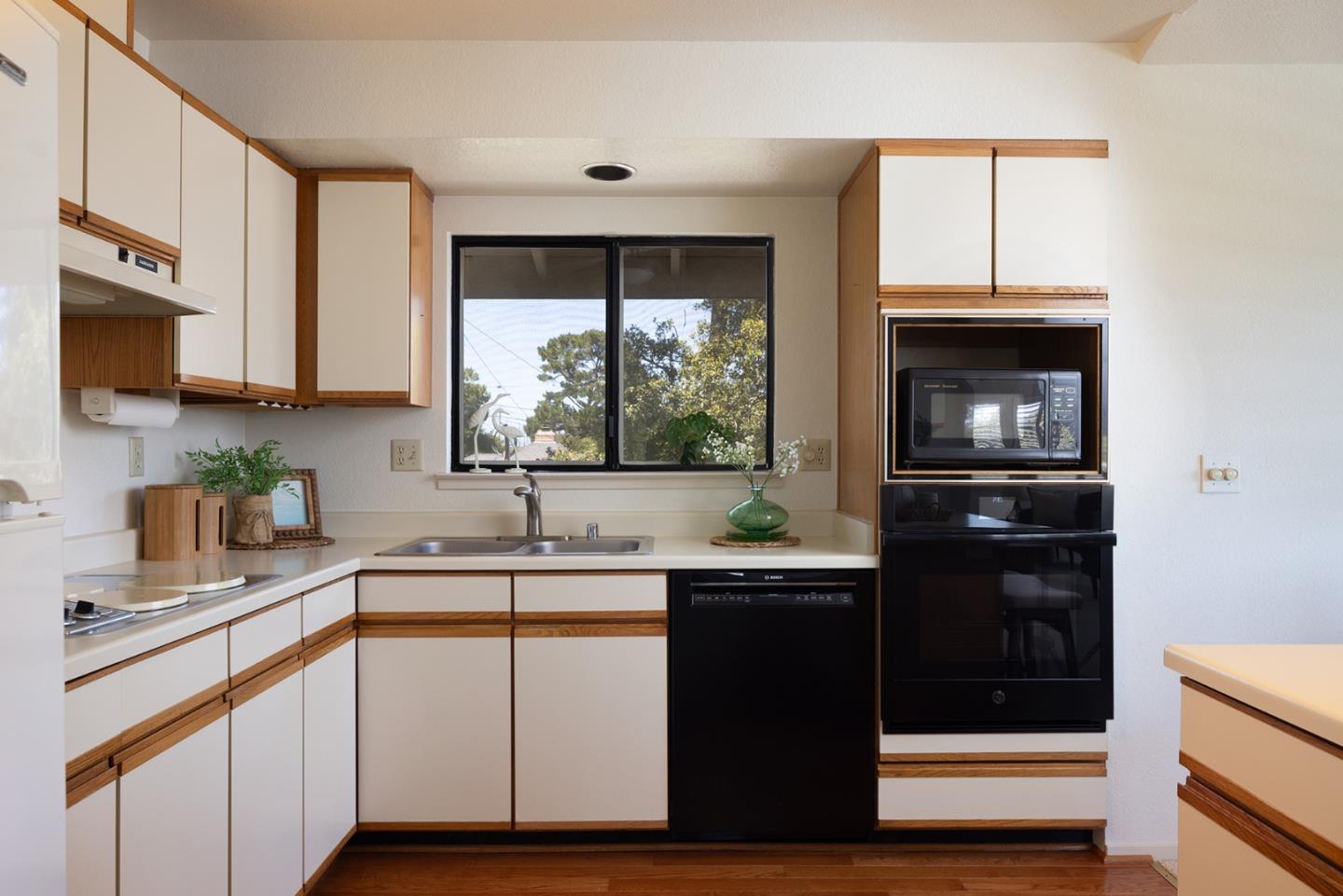 Detail Gallery Image 12 of 28 For 1220 Harrison St, Monterey,  CA 93940 - 3 Beds | 2/1 Baths