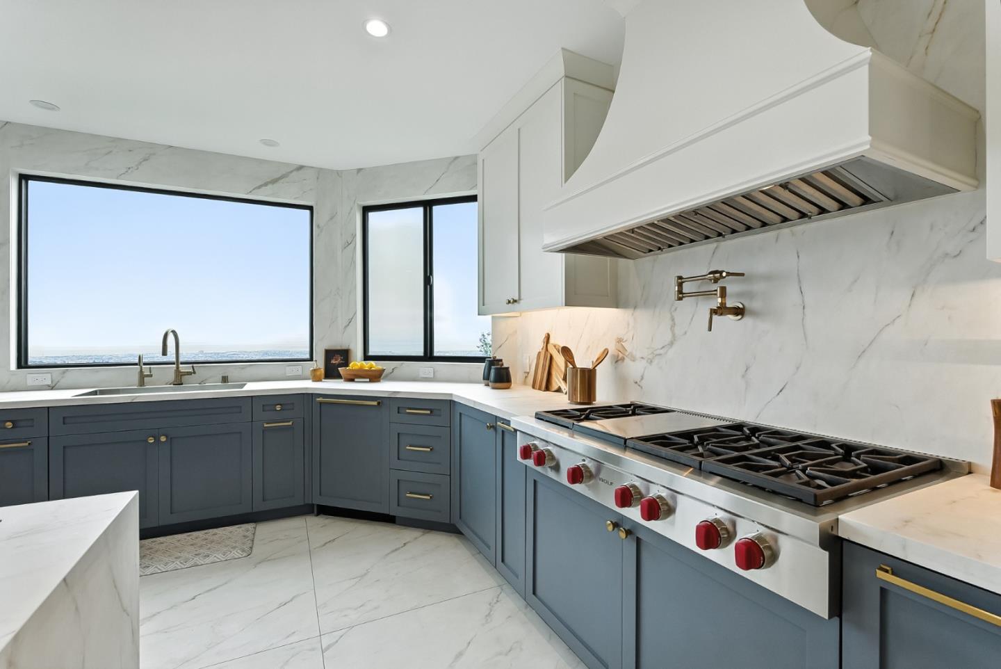 Detail Gallery Image 10 of 121 For 1 Lewis Ranch Rd, San Carlos,  CA 94070 - 6 Beds | 6/1 Baths