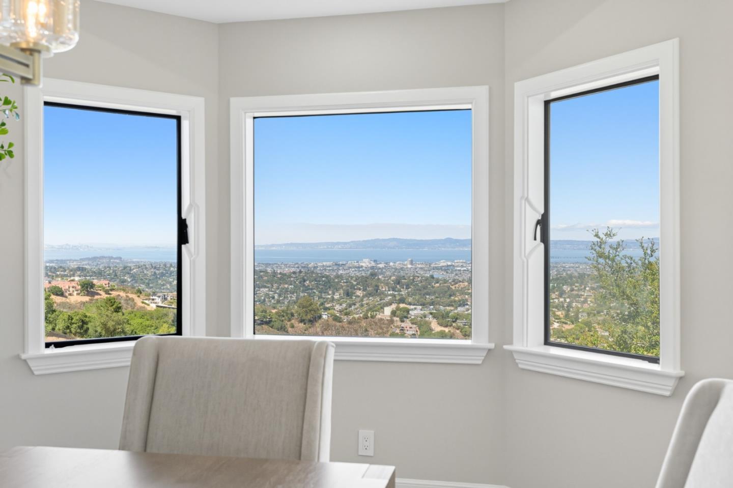Detail Gallery Image 8 of 121 For 1 Lewis Ranch Rd, San Carlos,  CA 94070 - 6 Beds | 6/1 Baths