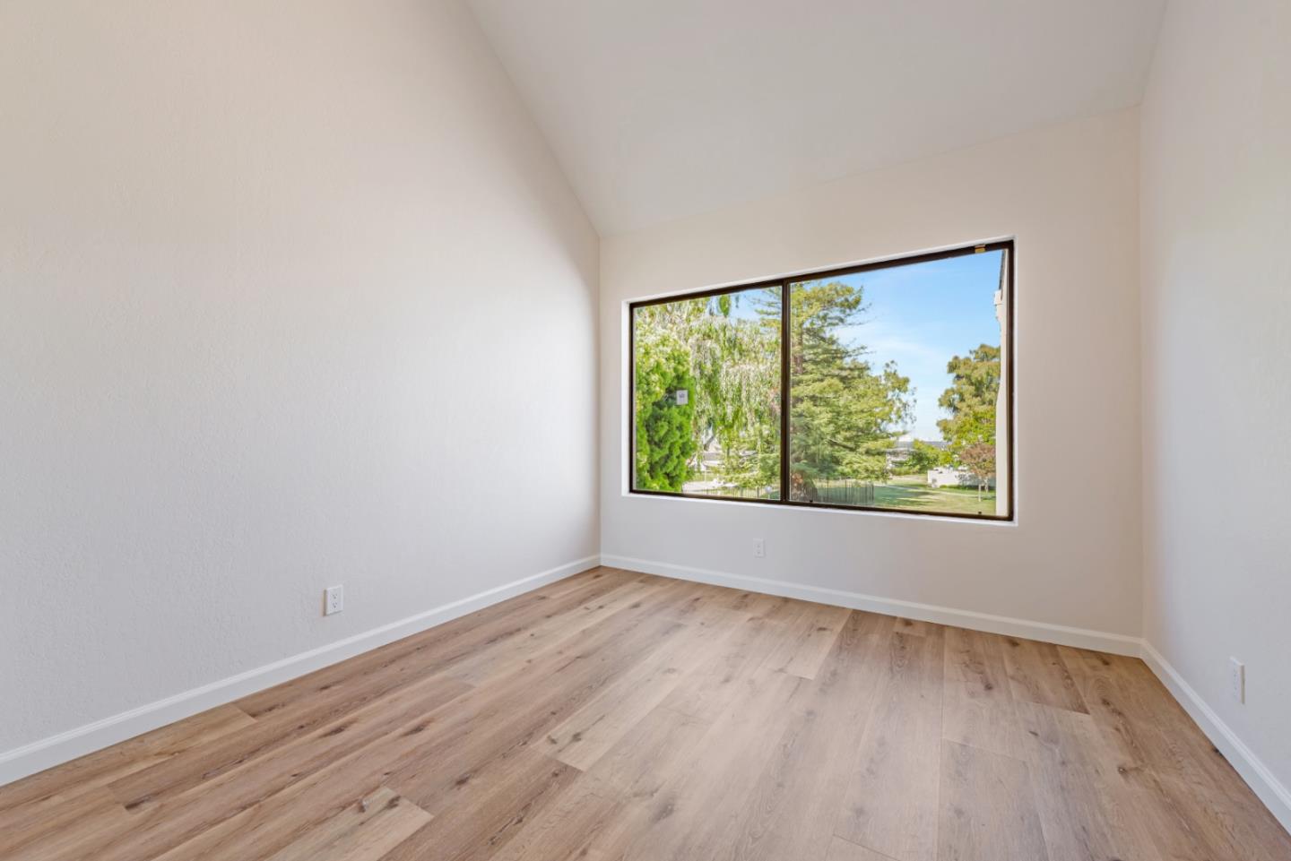 Detail Gallery Image 13 of 38 For 1805 Flint Creek Ct, San Jose,  CA 95148 - 3 Beds | 2/1 Baths