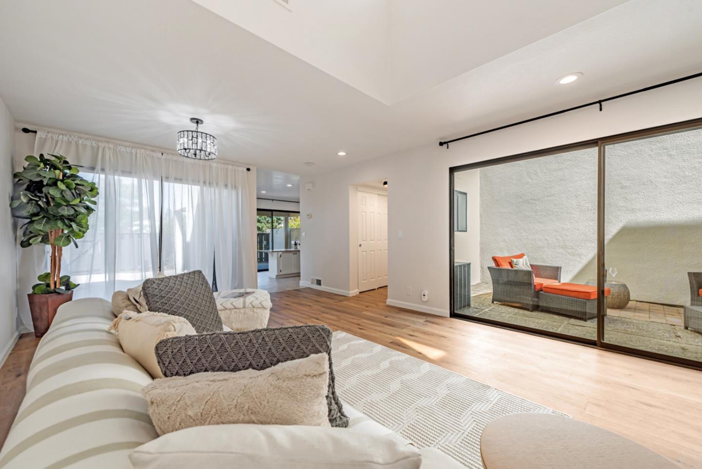 Detail Gallery Image 6 of 38 For 1805 Flint Creek Ct, San Jose,  CA 95148 - 3 Beds | 2/1 Baths