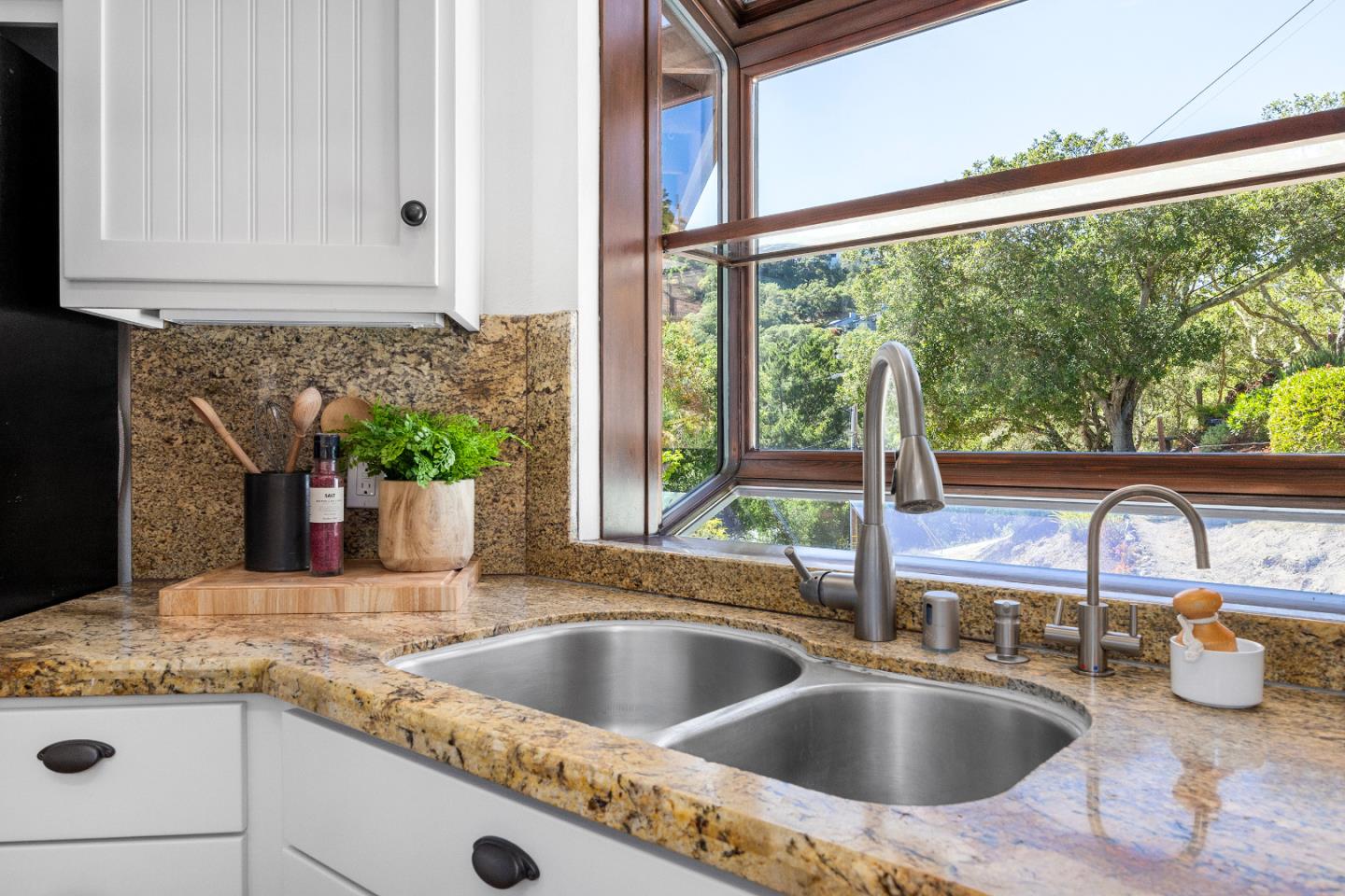 Detail Gallery Image 15 of 66 For 220 Hidden Valley Rdg, Soquel,  CA 95073 - 4 Beds | 3 Baths