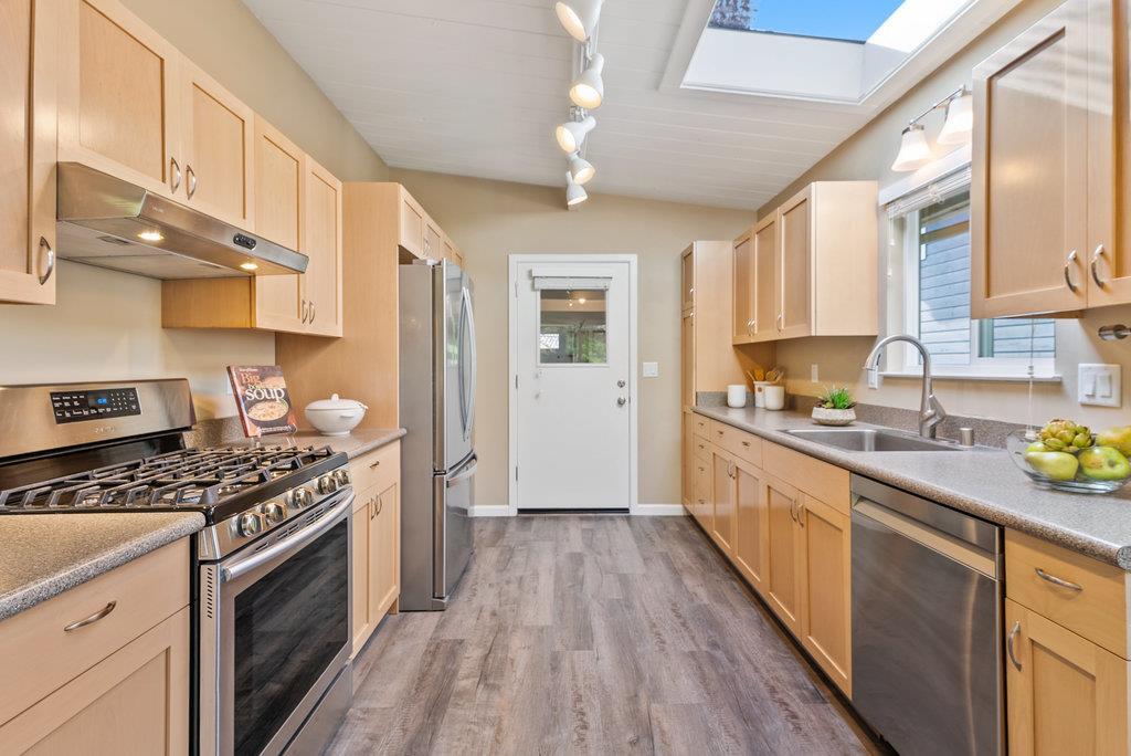 Detail Gallery Image 10 of 45 For 416 Semple Ave, Aptos,  CA 95003 - 5 Beds | 2/1 Baths