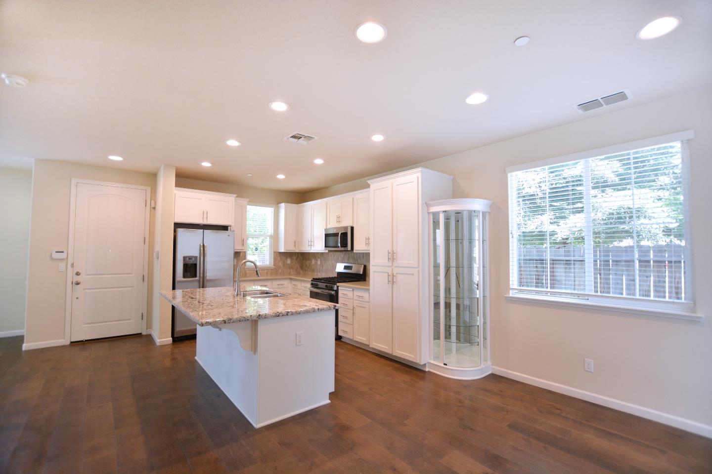 Detail Gallery Image 4 of 29 For 3936 Purple Finch Ln, Modesto,  CA 95355 - 4 Beds | 3 Baths