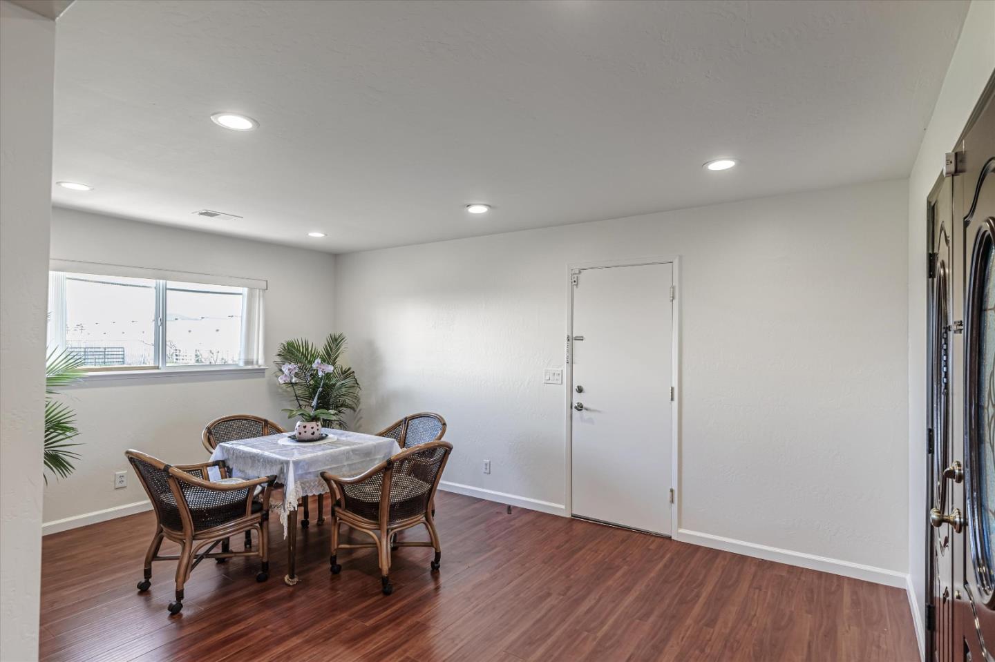 Detail Gallery Image 4 of 14 For 7381 Furlong Ave, Gilroy,  CA 95020 - 3 Beds | 2 Baths