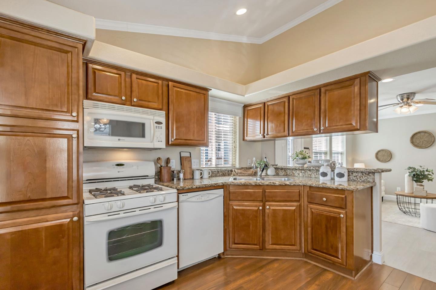 Detail Gallery Image 10 of 35 For 14685 Oka Rd #11,  Los Gatos,  CA 95032 - 3 Beds | 2 Baths