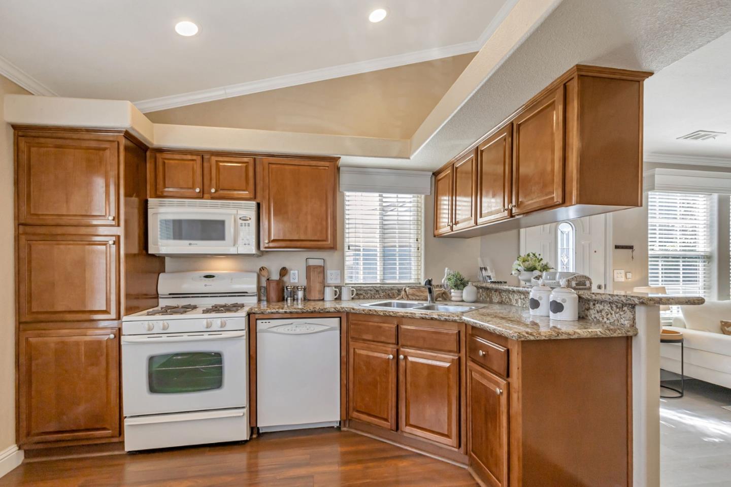 Detail Gallery Image 11 of 35 For 14685 Oka Rd #11,  Los Gatos,  CA 95032 - 3 Beds | 2 Baths