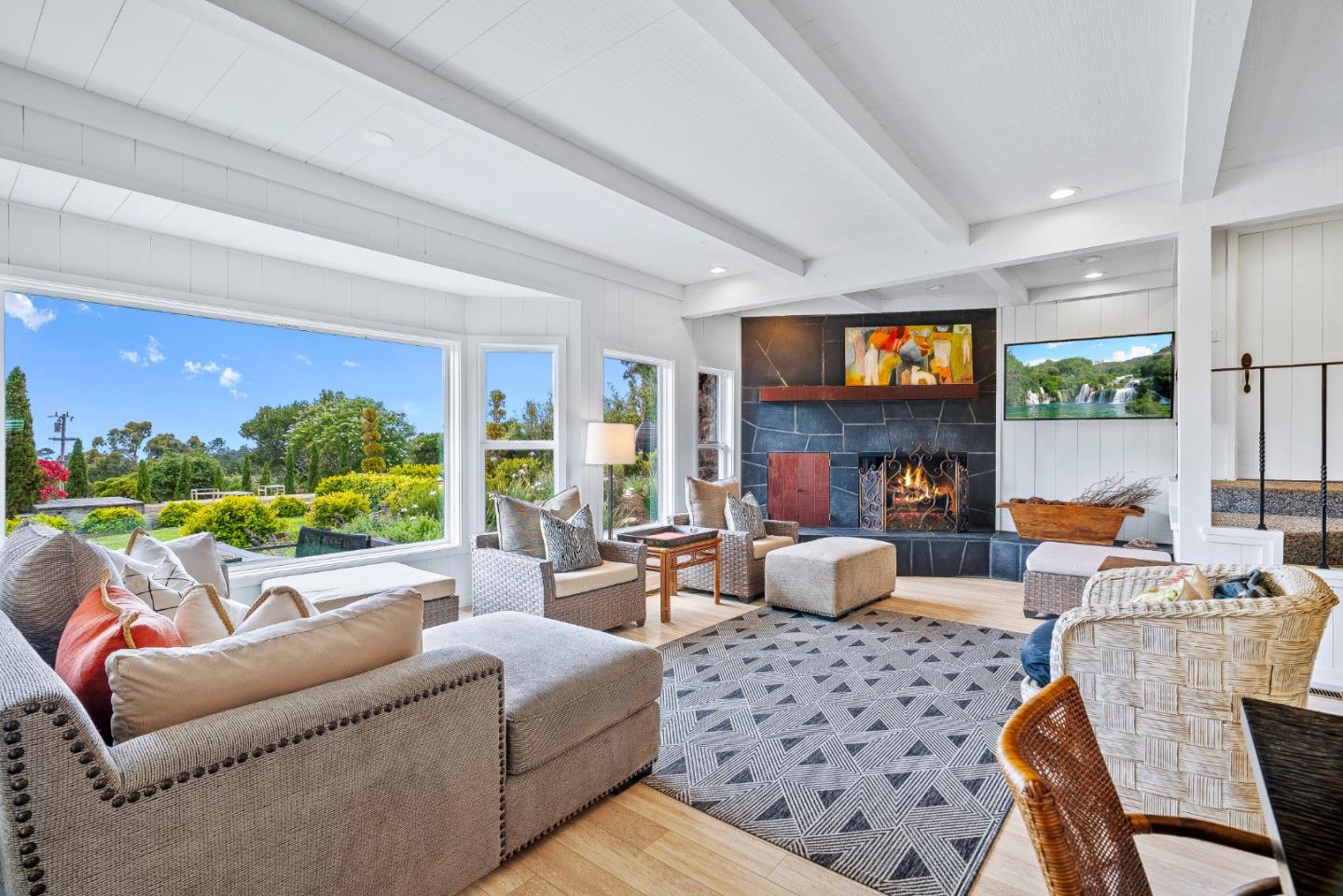 Detail Gallery Image 6 of 50 For 25550 Rio Vista Dr, Carmel,  CA 93923 - 3 Beds | 3/1 Baths