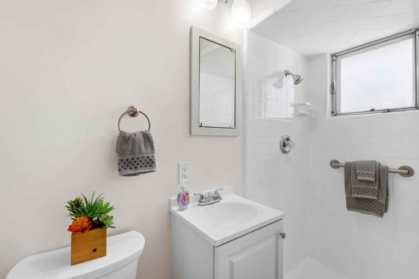 Detail Gallery Image 16 of 38 For 1795 Foxworthy Ave, San Jose,  CA 95124 - 6 Beds | 2/1 Baths