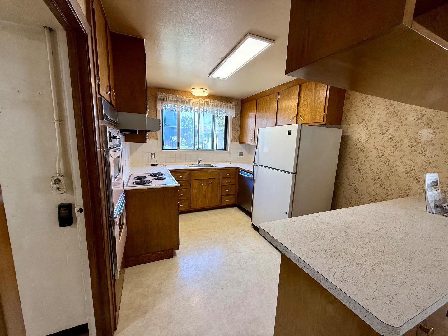 Detail Gallery Image 8 of 24 For 315 Hazelwood Dr, South San Francisco,  CA 94080 - 3 Beds | 2 Baths