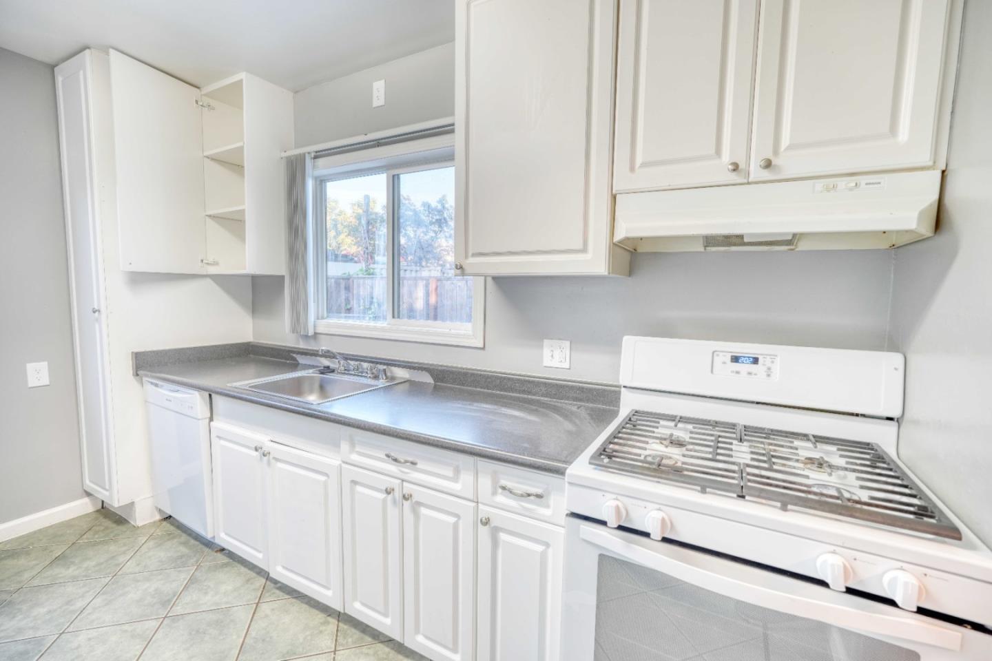 Detail Gallery Image 13 of 32 For 1871 Woodland Ave, East Palo Alto,  CA 94303 - 2 Beds | 1 Baths