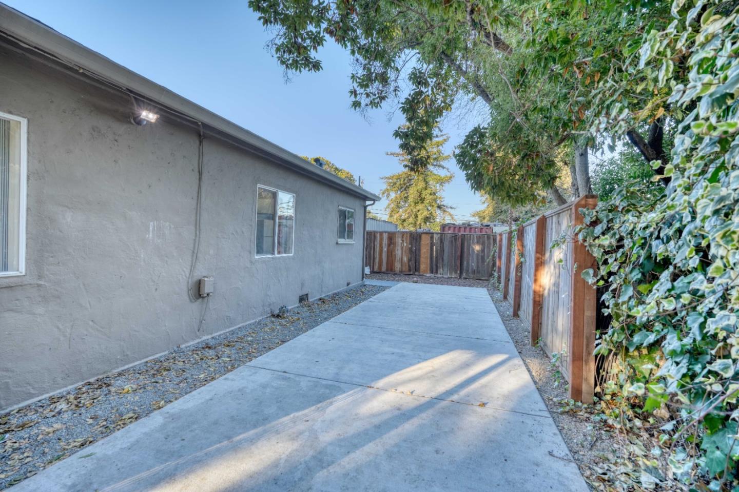 Detail Gallery Image 27 of 32 For 1871 Woodland Ave, East Palo Alto,  CA 94303 - 2 Beds | 1 Baths