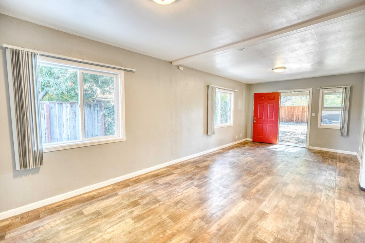 Detail Gallery Image 3 of 32 For 1871 Woodland Ave, East Palo Alto,  CA 94303 - 2 Beds | 1 Baths