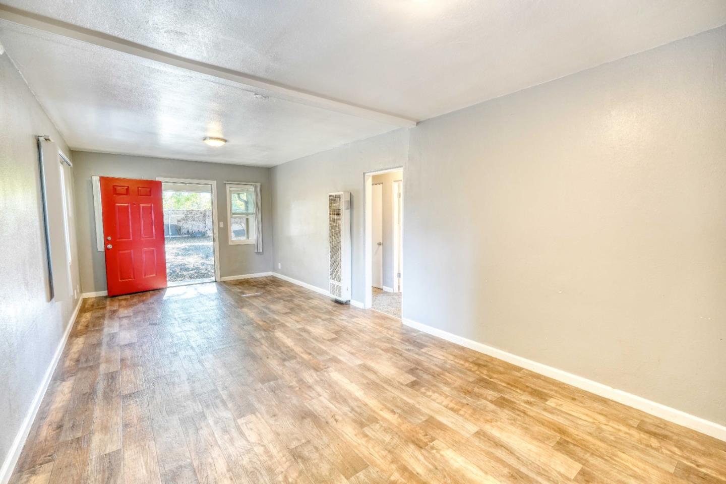 Detail Gallery Image 4 of 32 For 1871 Woodland Ave, East Palo Alto,  CA 94303 - 2 Beds | 1 Baths