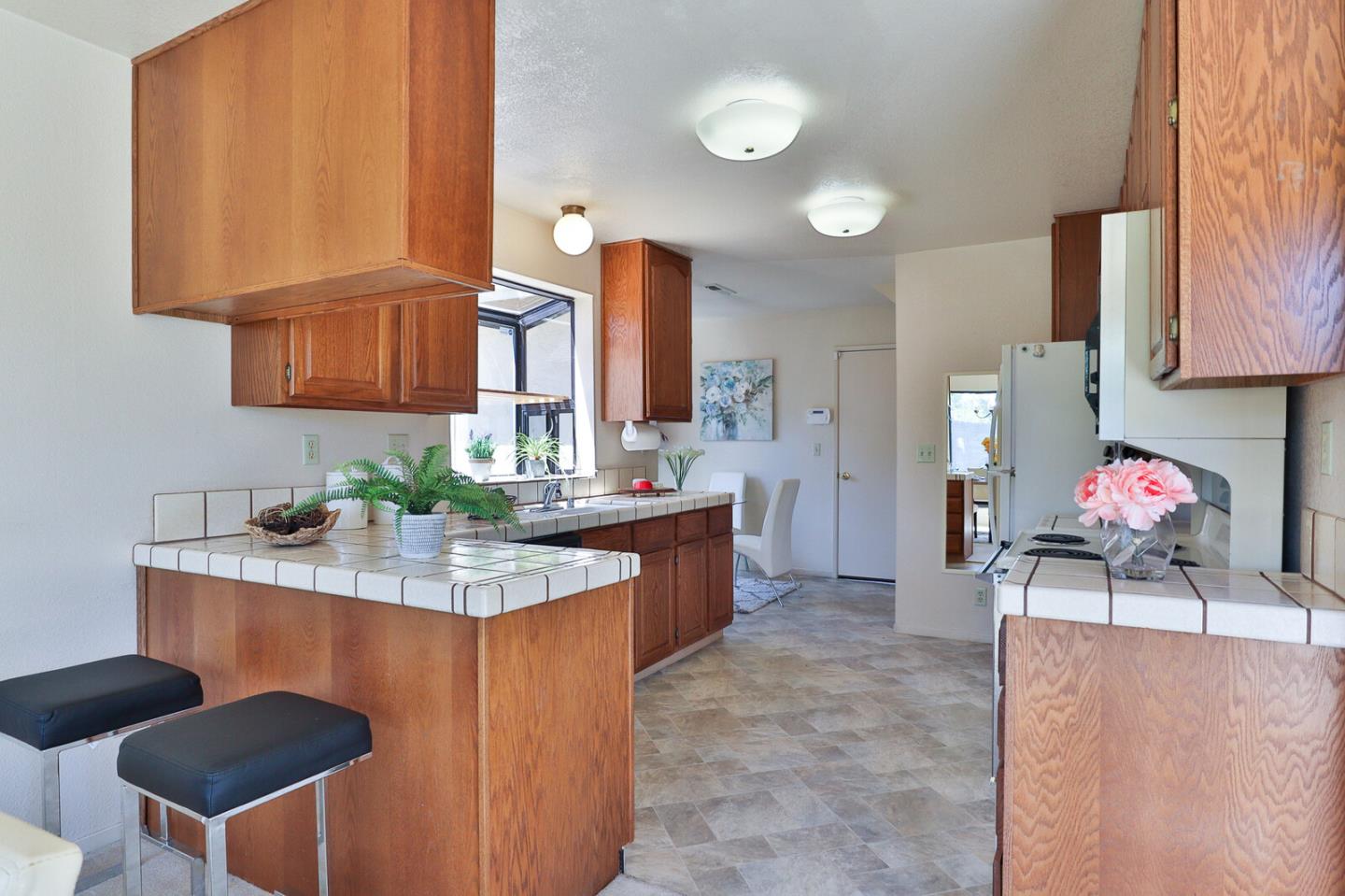 Detail Gallery Image 9 of 52 For 8760 Rancho Hills Dr, Gilroy,  CA 95020 - 4 Beds | 3 Baths