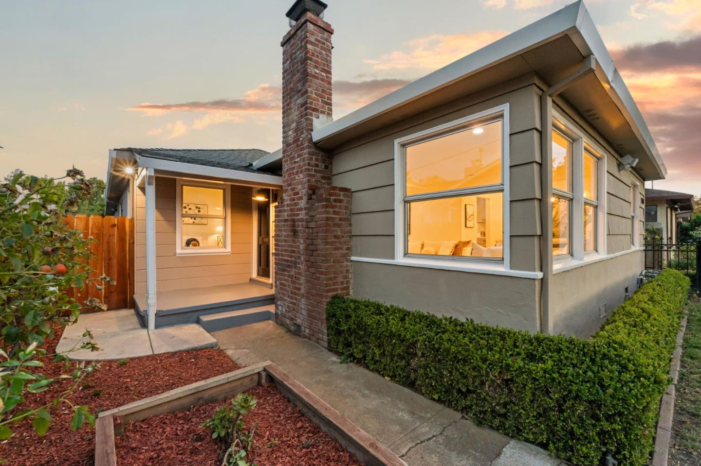 Detail Gallery Image 5 of 61 For 1064 15th Ave, Redwood City,  CA 94063 - 5 Beds | 3 Baths