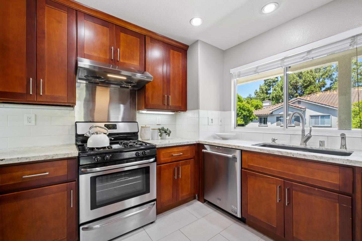 Detail Gallery Image 14 of 51 For 1875 Sheri Ann Cir, San Jose,  CA 95131 - 2 Beds | 2 Baths
