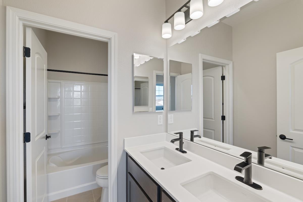 Detail Gallery Image 10 of 43 For 1861 Hydrangea Dr, Hollister,  CA 95023 - 5 Beds | 3 Baths