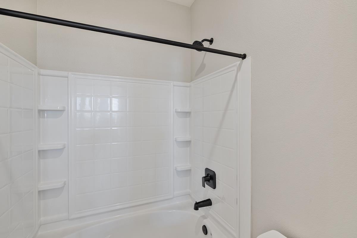 Detail Gallery Image 11 of 43 For 1861 Hydrangea Dr, Hollister,  CA 95023 - 5 Beds | 3 Baths