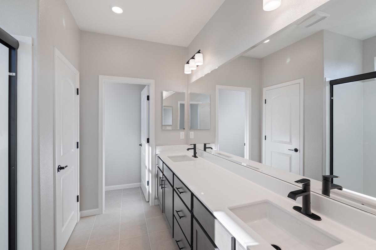 Detail Gallery Image 12 of 43 For 1861 Hydrangea Dr, Hollister,  CA 95023 - 5 Beds | 3 Baths