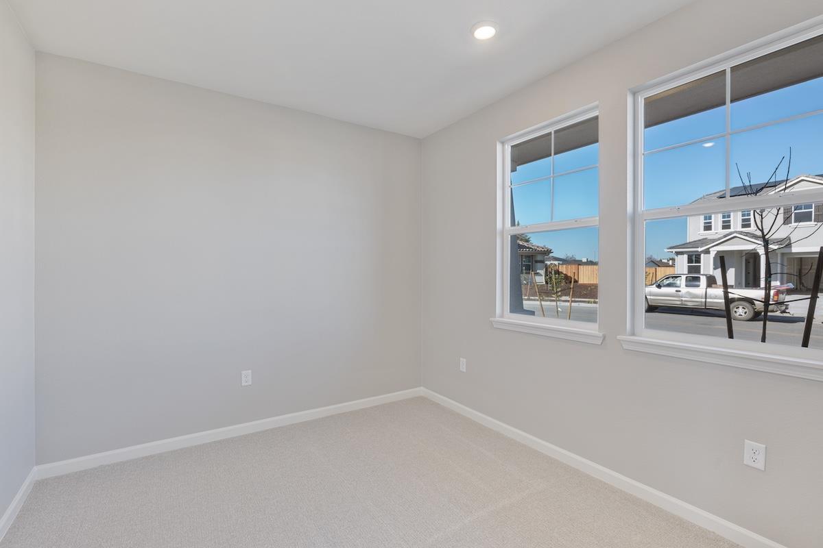 Detail Gallery Image 14 of 43 For 1861 Hydrangea Dr, Hollister,  CA 95023 - 5 Beds | 3 Baths