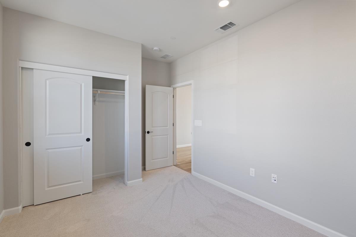 Detail Gallery Image 15 of 43 For 1861 Hydrangea Dr, Hollister,  CA 95023 - 5 Beds | 3 Baths